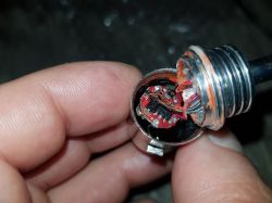 Jak wyeliminować mruganie LED H4 w skuterze GY6 139QMB?