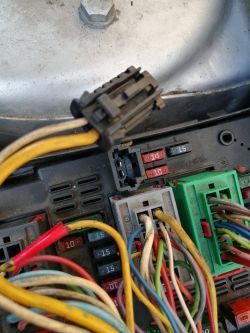 Peugeot 206 2006r 1.4 hdi Spalone ECU/ brak napiecia świateł mijania/nie odpala