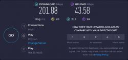 Wyniki testu prędkości Internetu pokazujące prędkość pobierania i wysyłania.