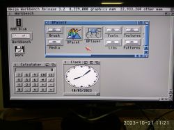 Bildschirm eines Computers mit Amiga Workbench 3.2, mit den Anwendungen DPaintV, Rechner und Uhr.