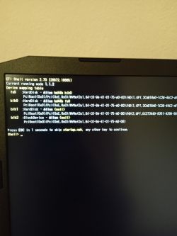 Ekran komputera z wyświetlonym EFI Shell pokazującym urządzenia dyskowe.