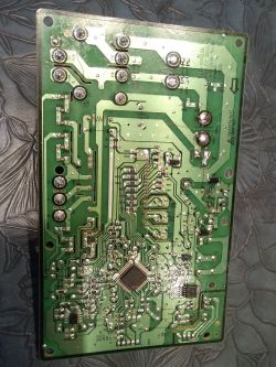 Zdjęcie modułu elektronicznego z lodówki Samsung, ukazujące szczegóły ścieżek i komponentów na płytce drukowanej.