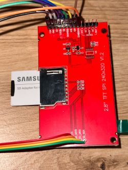 Czerwona płytka modułu TFT 2,8 SPI 240×320 z czytnikiem microSD i podłączonymi przewodami