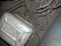 Przewody i podzespoły elektryczne w zbliżeniu z widocznymi połączeniami.