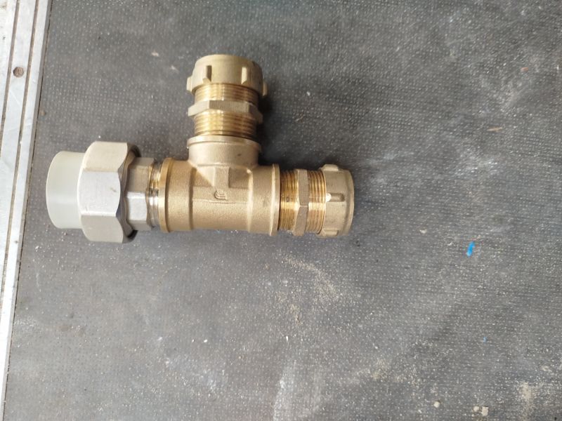 Element trójnika mosiężnego do połączeń hydraulicznych z dwoma złączkami.