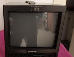 Stary monitor CRT Panasonic BT-S1050Y na różowym tle.