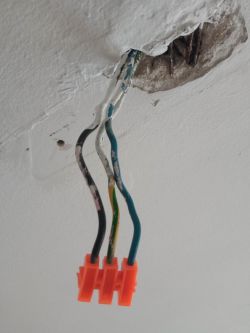 Podłączenie kabelków sufitowych do żyrandola z 2 żarówkami: 3 kabelki sufitowe, 4 żyrandolowe