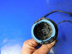 Opel Zafira - Niebieski element mocujący wtyczkę w drzwiach - Jak się nazywa?