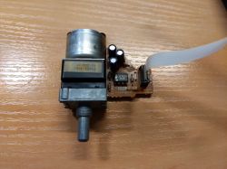 Układ elektroniczny z potencjometrem napędowym na drewnianym stole