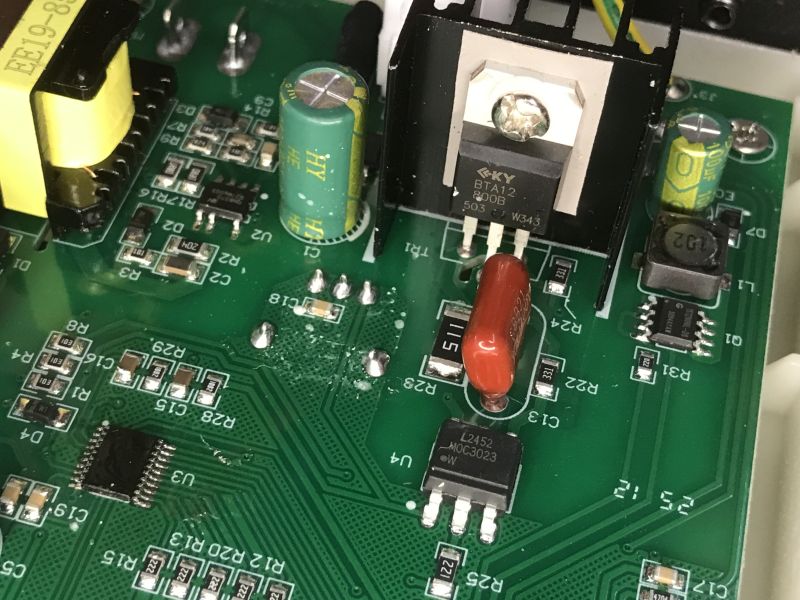Zbliżenie na płytkę PCB stacji lutowniczej z widocznymi elementami MOC3023 i BTA12-800B
