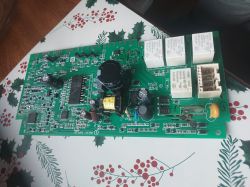 Moduł elektroniczny zmywarki z widocznymi podzespołami i gniazdami
