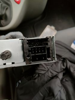 Podłączanie radia Android w Oplu Vivaro - brak ACC w wtyczce ISO, jak to rozwiązać?