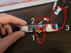 Płytka z portami USB, audio i czytnikiem kart z trzema oznaczonymi wiązkami przewodów