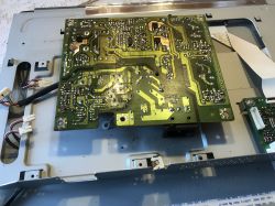 Krótka naprawa starego monitora BenQ Q9T5 - wymiana kondensatorów, "recapping"