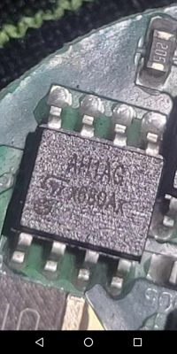 Zbliżenie na uszkodzony element elektroniczny z oznaczeniem ATMEL 8901A na płytce obwodu drukowanego.