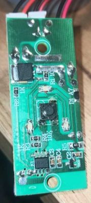 Zbliżenie na płytkę drukowaną osuszacza powietrza z widocznymi elementami elektronicznymi i przyciskiem.