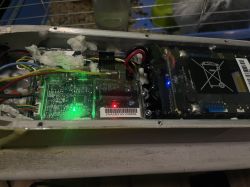 Wnętrze hulajnogi elektrycznej Xiaomi z widoczną elektroniką i świecącymi diodami LED