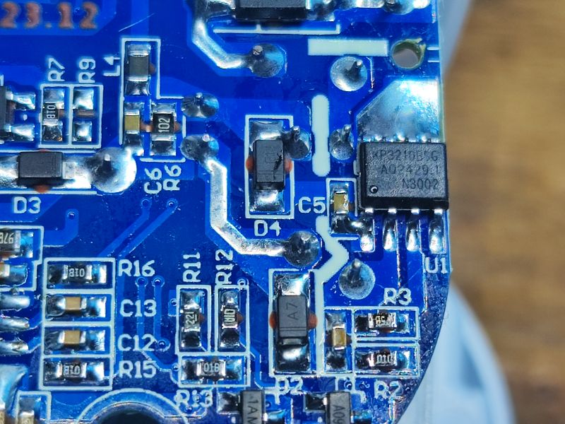 Zbliżenie na płytkę PCB z różnorodnymi elementami elektronicznymi i oznaczeniami, widoczny układ KP3210BSG.