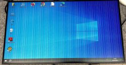 Monitor HP Z32 z pionowymi paskami na ekranie.