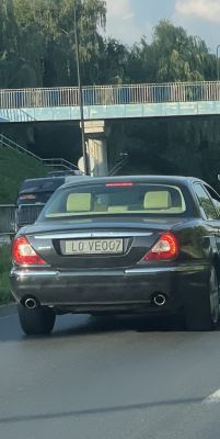 Samochód Jaguar z tablicą rejestracyjną LO VEO07 na drodze