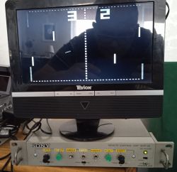 Pong na monitorze Tevion i panel sterujący Sony Monitor Tevion z grą typu Pong; poniżej panel sterujący Sony z pokrętłami i przełącznikami.