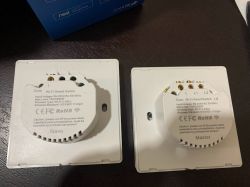 KingArt Wi-Fi Smart Switch: Slave and Master Two white KingArt Wi-Fi switches: one labeled Slave and the other Master.