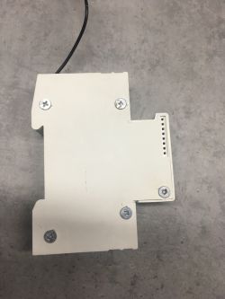 Widok zewnętrznej obudowy modułu EARU zamontowanego na szynie TH.