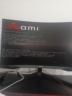 Ekran komputera z informacjami BIOS i komunikatem błędu.