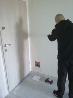 Jak rozdzielić sygnał z gniazda TV/internetowego do innego pokoju?