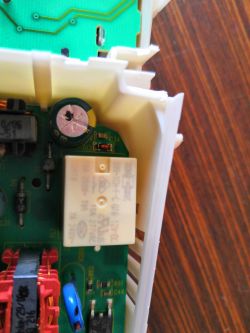 Zmywarka Electrolux ESI 65010x - Spalony przekaźnik na płycie głównej
