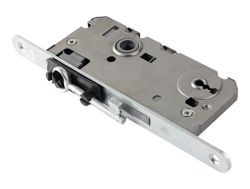 Zamek wpuszczany do drzwi z metalowym mechanizmem i otworami na klucz i klamkę