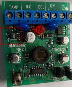 Płytka drukowana czujnika ruchu Visonic NEXT z widocznymi elementami elektronicznymi