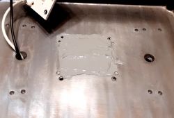 Akumulatorowa lampa robocza YATO YT-82961 – wnętrze urządzenia