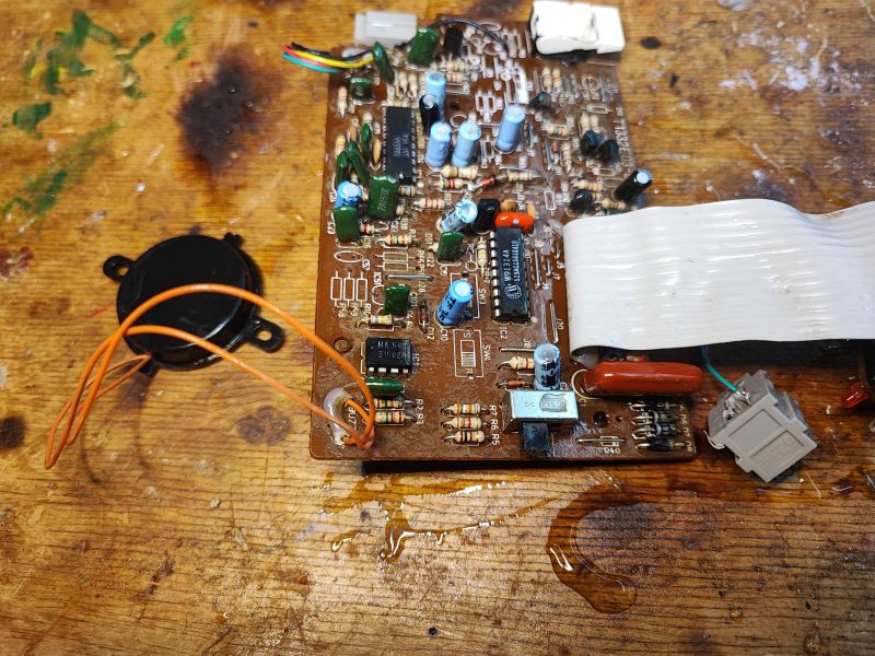 Otwarta płytka drukowana telefonu Proton T1332 z elementami elektronicznymi