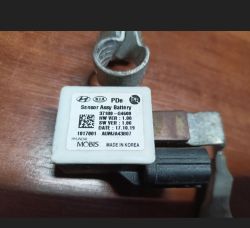 Bateria samochodowa z czujnikiem Hyundai MOBIS, model 37180-G4600, z etykietą informacyjną i metalową klemą.