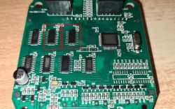 Płytka PCB testera Noyafa NF8108-A z zaznaczonymi układami scalonymi U7 i U9