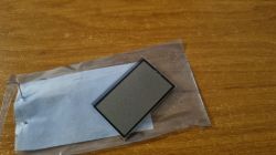 Wyświetlacz LCD leży na plastikowej torebce na drewnianym blacie