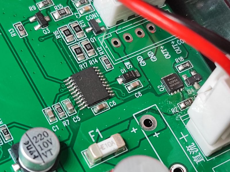 Zbliżenie na płytkę drukowaną z elementami elektronicznymi.