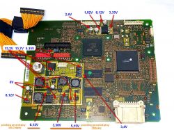 Zdjęcie płytki drukowanej z zaznaczonymi wartościami napięć w różnych punktach.