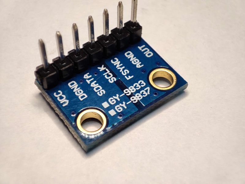 Moduł AD9833 z widocznymi oznaczeniami pinów na niebieskiej płytce PCB