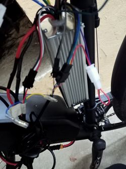 Silnik w rowerze elektrycznym uruchamia się, ale nie obraca koła - wada czy błędne podłączenie?