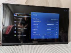Telewizor Samsung z widocznymi pionowymi pasami i artefaktami na ekranie, włączone menu ustawień obrazu.