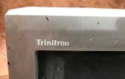 Zbliżenie na logo Trinitron na obudowie starego telewizora CRT
