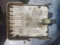 Widok wnętrza sterownika palnika olejowego Rhiele z widocznym schematem elektrycznym i oznaczeniami przewodów.