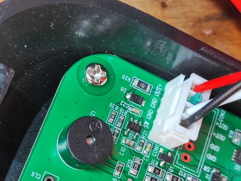 Zbliżenie na płytkę drukowaną wewnątrz stacji lutowniczej.