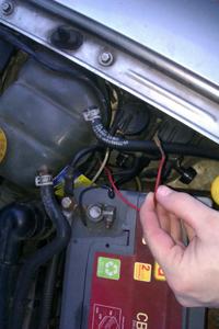 Opel vectra b 2.0 DTH - Luźny przewód za akumulatorem