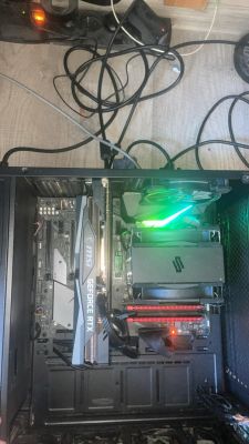Widok wnętrza komputera z zamontowaną kartą graficzną MSI GeForce RTX oraz podświetlonym chłodzeniem.