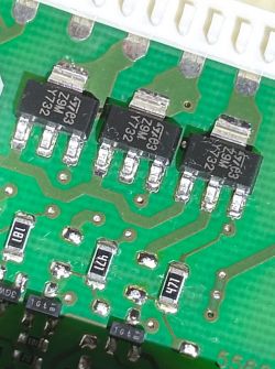 Zbliżenie na triaki STG w układzie elektronicznym na zielonej płytce drukowanej.