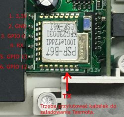 Zbliżenie na moduł ESP8285 z oznaczeniami pinów i wskazaniem miejsca do lutowania.
