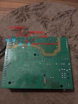 Spód zielonej płytki PCB z opisami i strzałkami w czerwieni oraz literami N i L w niebieskim